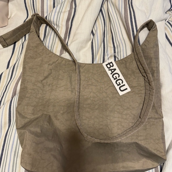 NWT BAGGU Large Nylon Sling Bag Purse - Picture 6 of 11